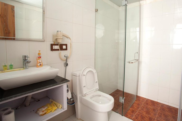 Bathroom 4, Jungle Safari Lodge, Narayani