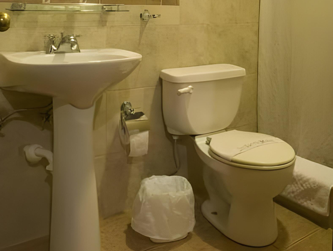 Bathroom 2, Kituandes Hotel, Quito