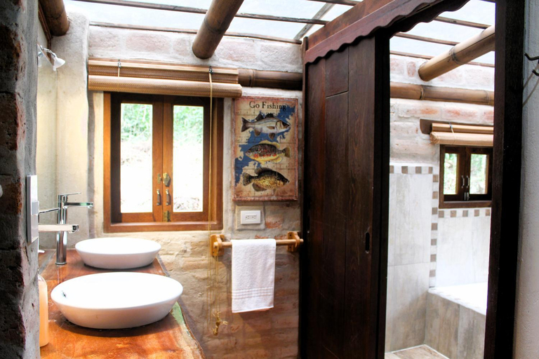 Bathroom 3, Sacha Urco Lodge -Private Cloud Forest Reserve in Mindo- Lugar remoto- 4x4 recommended, San Miguel de los Bancos