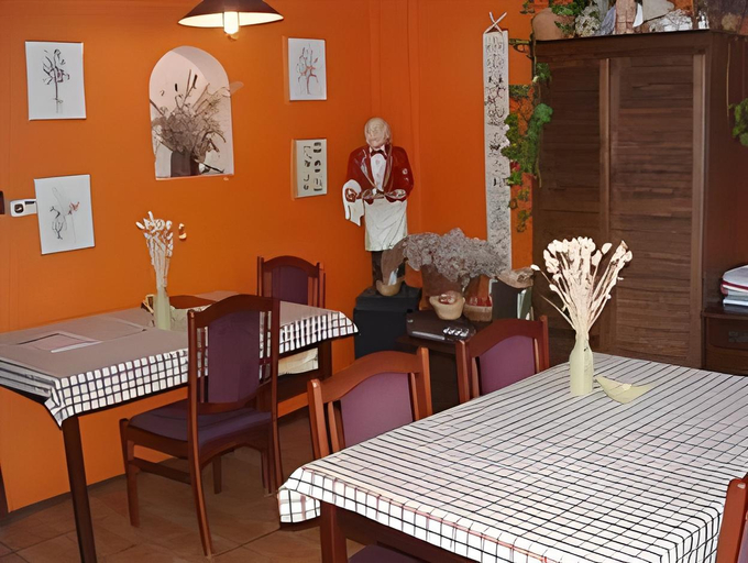 Others 5, La Casa Panzio, Eger