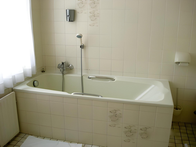 Bathroom 5, New City Hotel Scheveningen, The Hague