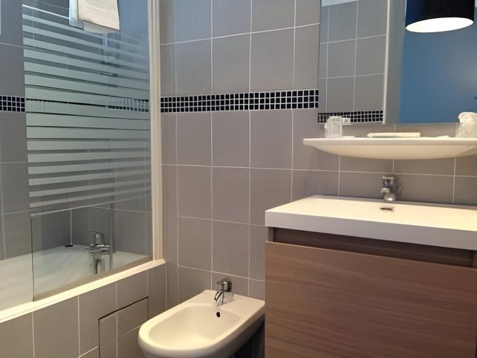 Bathroom 4, Hotel Relais Du Lac, Landes