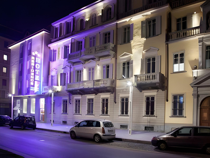 Exterior & Views