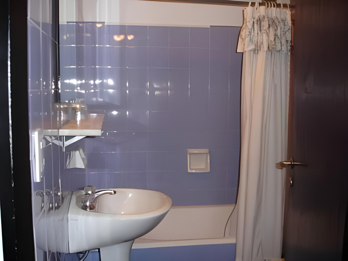 Bathroom 3, Aguada Hotel, Rawson
