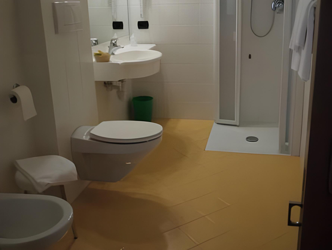 Bathroom 4, Dolomites Inn, Trento