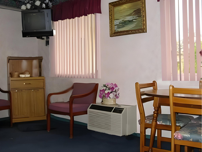 Others, Red Carpet Inn Duncannon, Perry