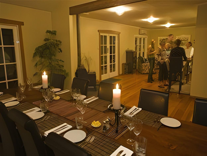 Food & Drinks 3, Owen River Tavern & Motels, Tasman