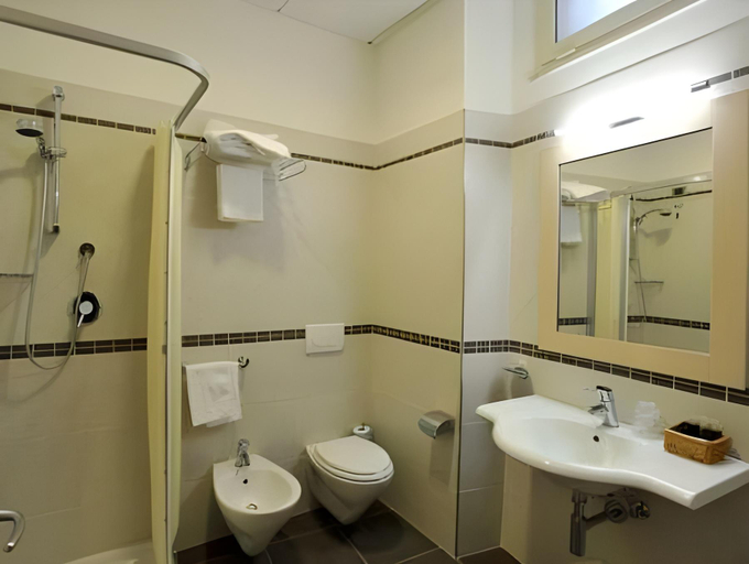 Bathroom 2, Hotel Cavour, Rieti
