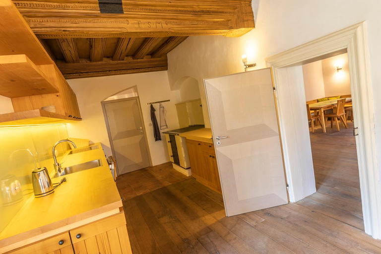 Others 2, Schwarzes Haus, Amstetten