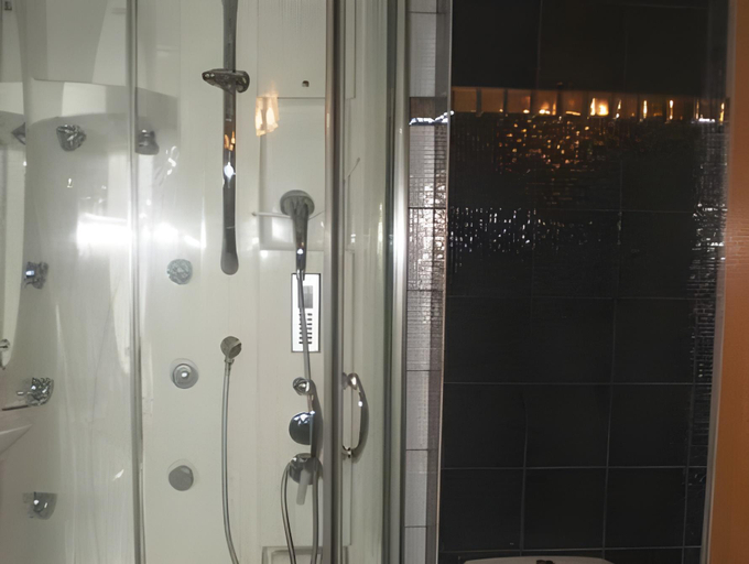 Bathroom 2, Achillion Palace, East Macedonia and Thrace