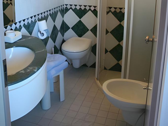 Bathroom 3, Hotel Ghirlandina, Rimini