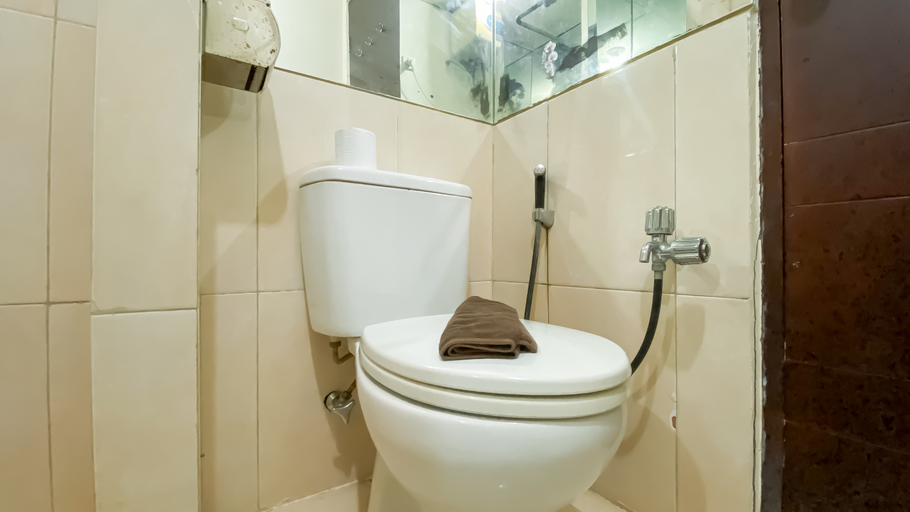Bathroom 5, Cozy and Minimalist Studio Apartment Mangga Dua By Travelio, Jakarta Pusat