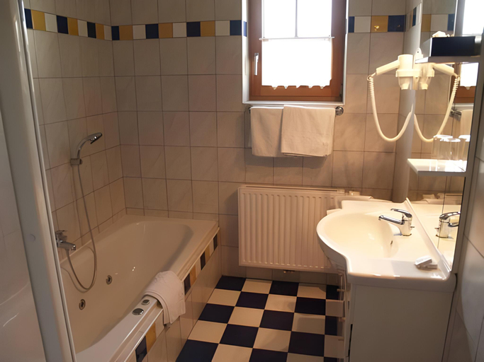 Bathroom 2, Landhotel Mariensaule, Schärding
