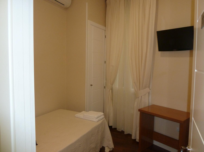 Facilities 5, Hostal Mayor, Madrid
