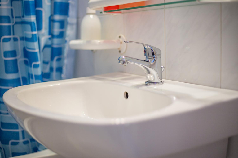 Bathroom 2, Eden Panzio, Eger