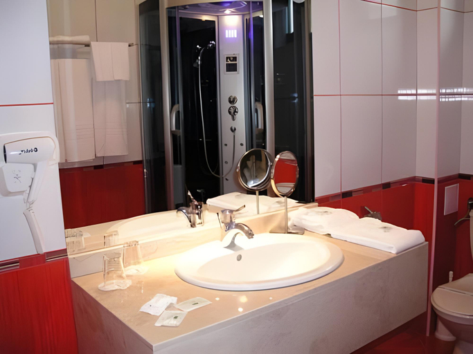 Bathroom 4, Hotel Bulevard, Fagaras