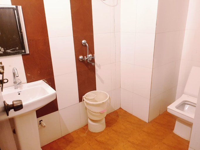 Bathroom 4, Goroomgo Prashant palace Agra, Agra