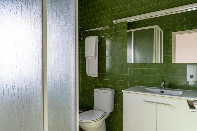 Bathroom 2, Costablanca Explore Hostel Sports & Events, Alicante