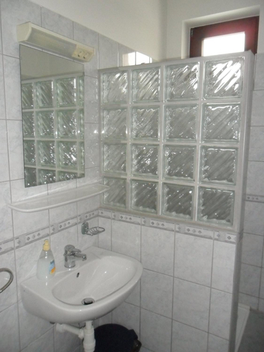 Bathroom 4, Varkert Panzio, Miskolci