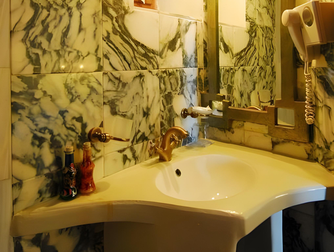 Bathroom 4, Archontiko Melanthi, Thessaly