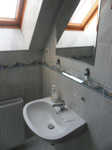 Bathroom 5, Varkert Panzio, Miskolci