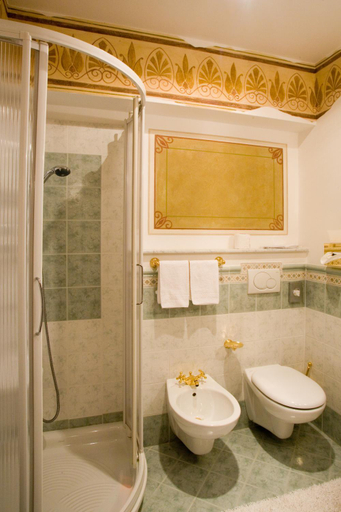 Bathroom 3, Hotel Leon D'Oro, Novara
