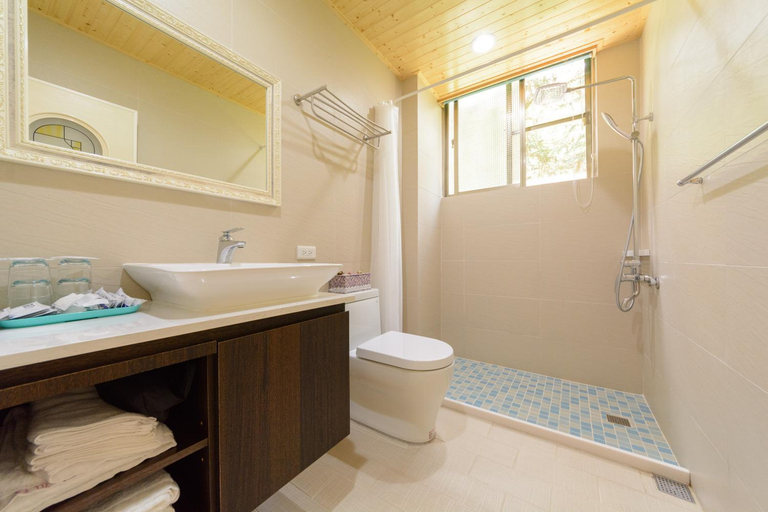 Bathroom 2, Bella Forest Homestay, Nantou
