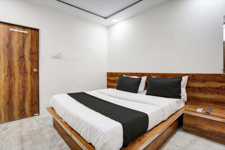 Bedroom 4, Goroomgo Apollo Vastrapur, Ahmadabad