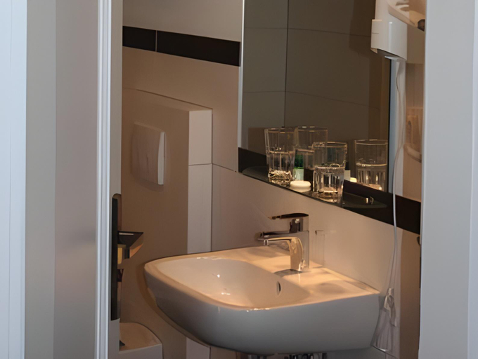 Bathroom 5, Hotel Hahnmühle 1323, Coburg