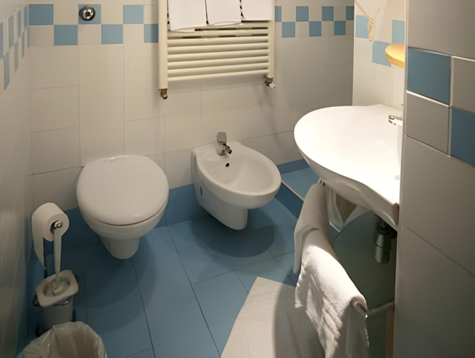 Bathroom 2, Hotel Della Rosa, Ancona