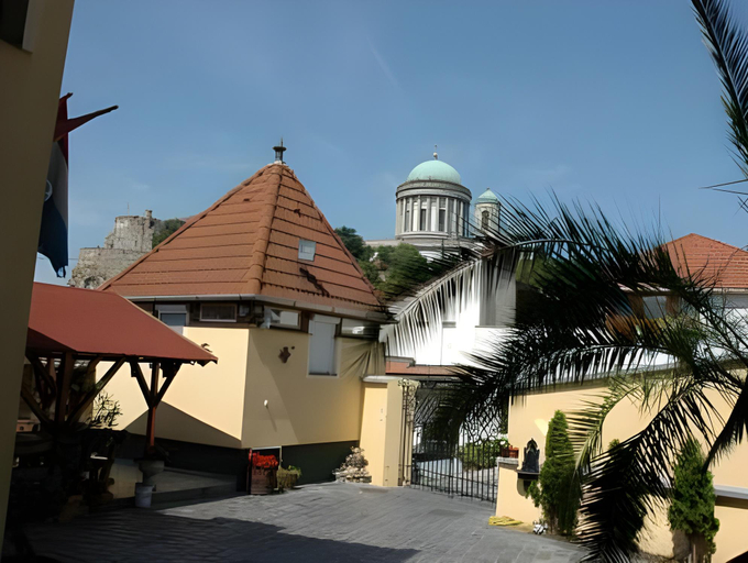 Others 5, Alabardos Panzio es Apartmanhaz, Esztergom