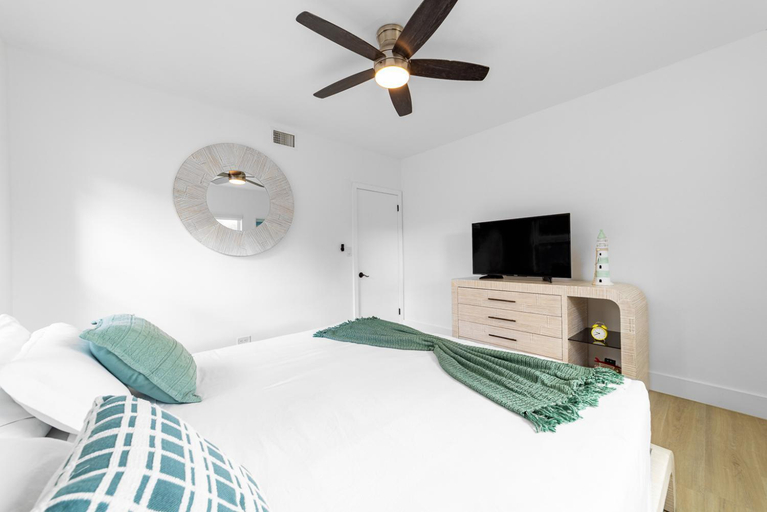Bedroom 3, The Blue Parrot, Broward