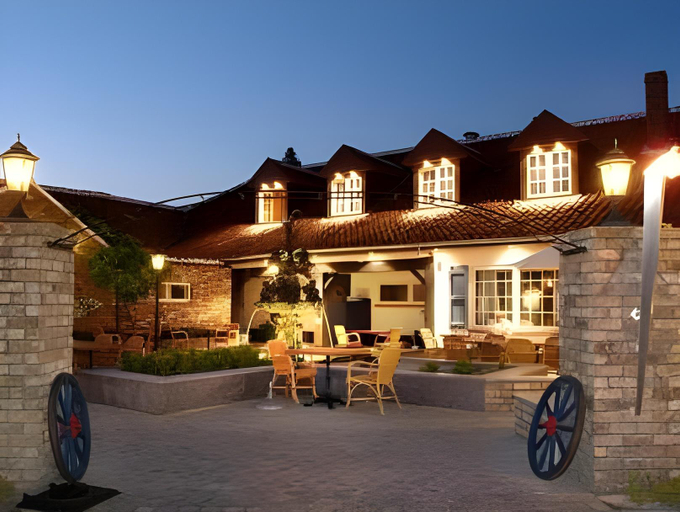 Exterior & Views