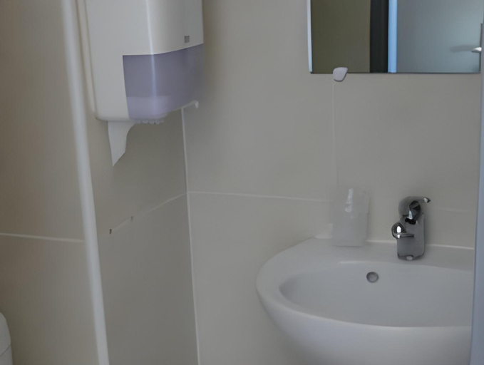 Bathroom 2, Face West Le Pontet, Vaucluse