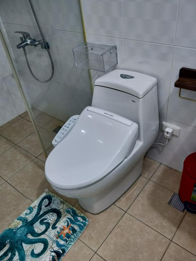 Bathroom 3, Pier 10, Penghu