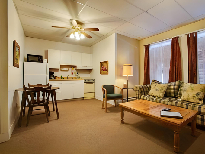 Suites on Main, Delaware