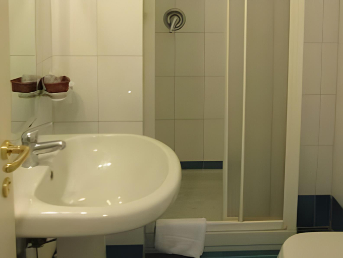 Bathroom 4, Hotel Gajeta, Latina
