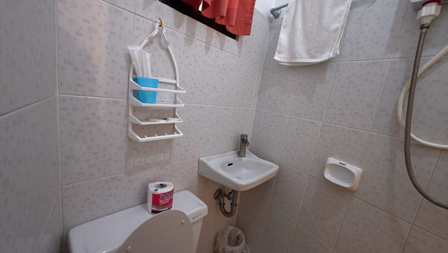 Bathroom 4, FreeDive Inn, Puerto Galera
