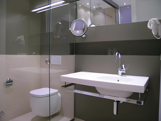 Bathroom 3, Hotel Ramsauhof Pool & Wellness Breakfast & Light Dinner Buffet, Liezen