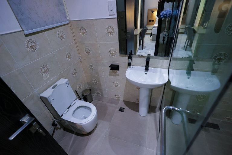 Bathroom 2, Ringruby Hotel, Oduduwa Way, Mushin