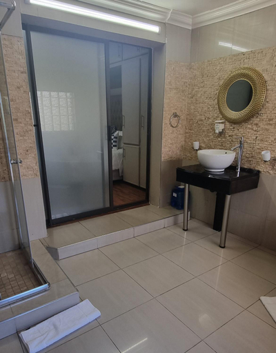 Bathroom 2, Heimat Guesthouse, Lejweleputswa