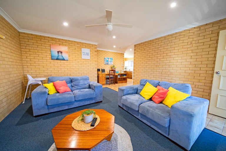 Others 3, Comfortable Central Unit, Geraldton