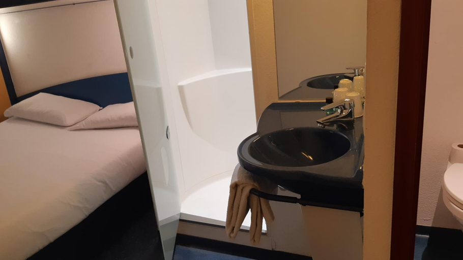 Bathroom 4, Kyriad Direct Montauban Centre, Tarn-et-Garonne