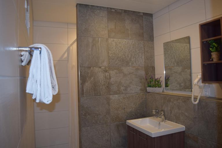 Bathroom 10