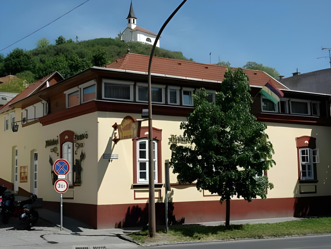 Others 4, Alabardos Panzio es Apartmanhaz, Esztergom