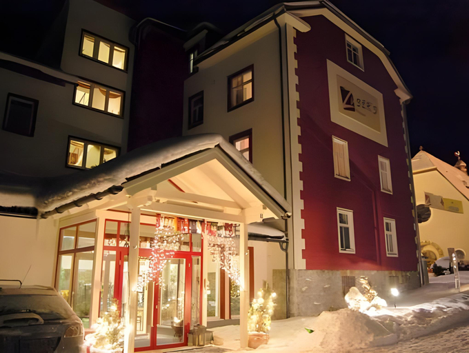 Exterior & Views