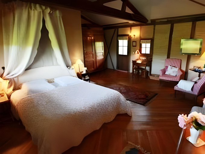 Bedroom 2, Château de Mayragues, Tarn