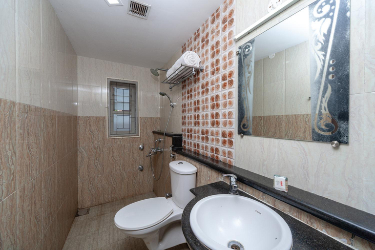 Bathroom 4, Hotel Sumi Palace, Thanjavur