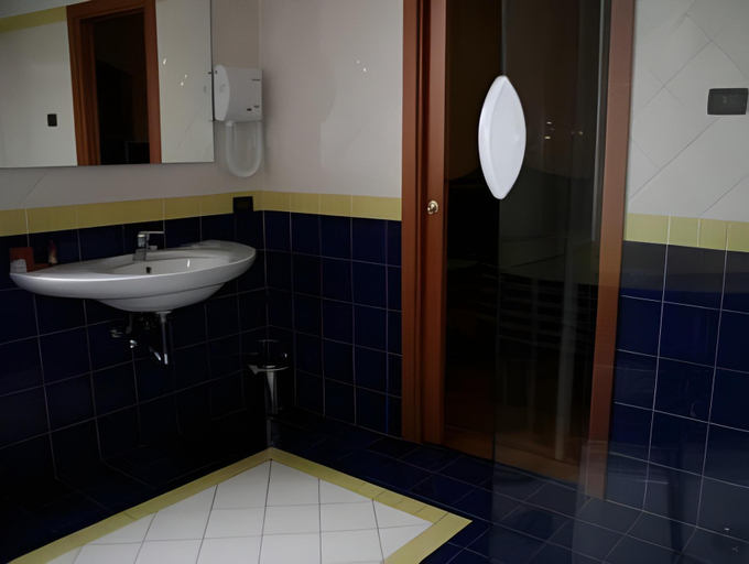 Bathroom 4, Hotel De La Ville, Pavia