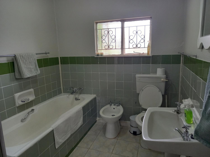 Bathroom 2, Valhalla Ranch, Umzinyathi